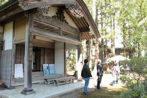 公開された瀧本邸。大関和さんをしのぶ展示もあった=上越市頸城区