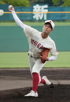 高商新嶺海－糸魚川　６回を１失点完投し、１１奪三振と力投した糸魚川の主戦山岸宥稀＝柏崎市佐藤池