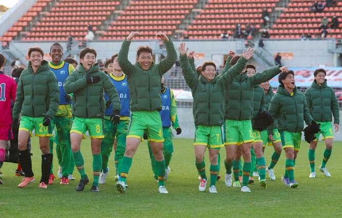 試合終了後、喜びを爆発させスタンドにあいさつする帝京長岡の選手＝のＮＡＣＫ５スタジアム大宮
