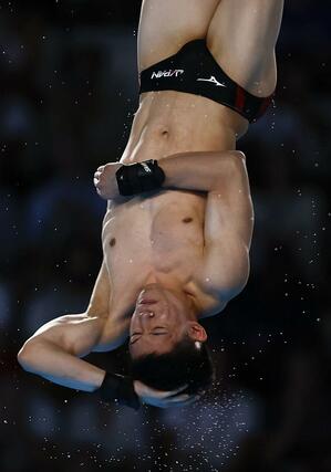 男子高飛び込み決勝　演技する玉井陸斗＝パリ郊外（共同）