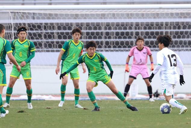 後半、ブロックを作って粘り強く守るＭＦ中澤昊介（８）、ＤＦ西馬礼（５）ＭＦ稲垣純（６）ら＝駒場スタジアム