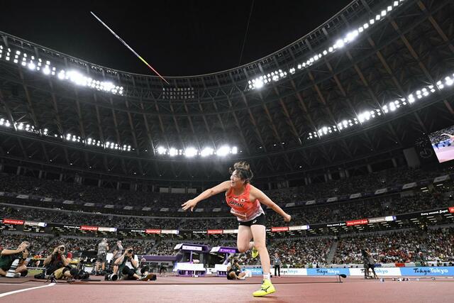 女子やり投げ予選　北口榛花の２投目＝国立競技場