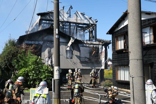 長岡市上除町の住宅火災現場＝１５日、長岡市上除町