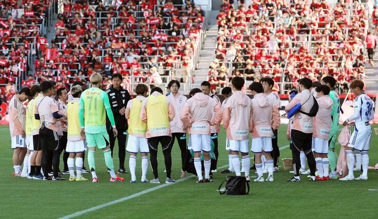 ＰＫ戦で敗れ、円陣を組む新潟の選手、スタッフら＝金沢ゴーゴーカレースタジアム