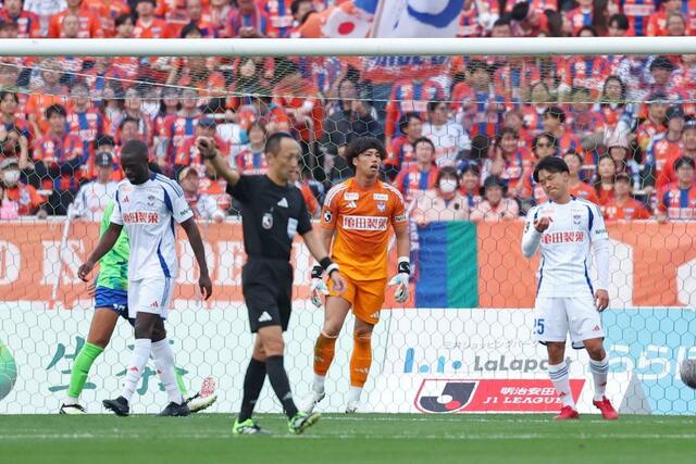 湘南-新潟 前半、0-2とされぼうぜんとする新潟の選手たち=レモンガススタジアム平塚