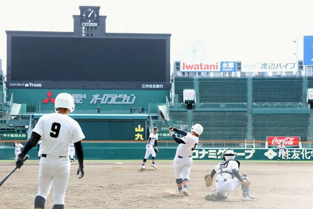 打撃練習に汗を流す日本文理の選手たち＝甲子園