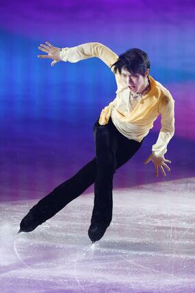 東日本大震災から１５年に合わせたアイスショーで演技する羽生結弦さん＝７日、宮城県利府町のセキスイハイムスーパーアリーナ