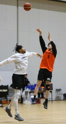 最終節の岐阜戦を前に、練習する大矢孝太朗(右)ら=長岡市