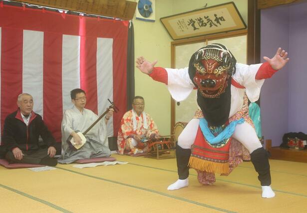 栃尾の葎谷地区の伝統行事「岩戸舞」＝１月２日、長岡市葎谷
