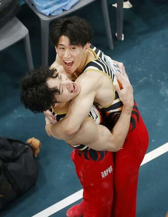 体操男子個人総合で金メダルを獲得し、橋本大輝（右）と抱き合って喜ぶ岡慎之助＝パリ（共同）