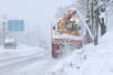 道路の積雪を取り除いていく除雪車＝１月２３日、長岡市新産１