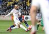 クロスに合わせるFWグスタボ。相手に阻まれゴールはならず