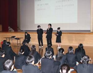 三条東高2年生の社会探究発表会=新潟県三条市北入蔵2