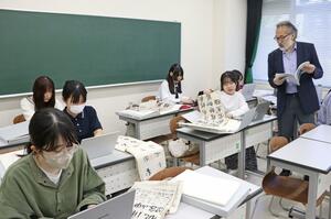 十日町市松之山地域の下川手集落に残されている書や絵の作者名などを記録する新潟大の学生=新潟市西区