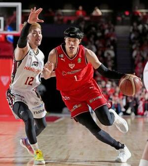 越谷戦で攻め込む千葉Jの渡辺(右)=ららアリーナ東京ベイ