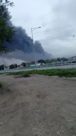 ウクライナの無人機攻撃を受け、煙を上げるロシア南部サマラ州の製油所=8月28日(ソーシャルメディアから、ロイター=共同)