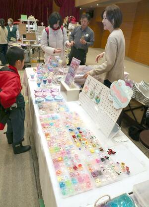 手作り雑貨の店が並んだマルシェ=25日、長岡市栃尾宮沢