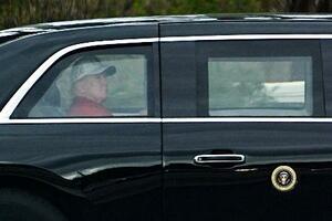 　米南部フロリダ州の私邸近くを走るトランプ氏の車列＝１５日（ＡＰ＝共同）