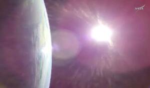 　宇宙船オリオンが月へ向け軌道変更した後に撮影された地球（ＮＡＳＡの中継から）