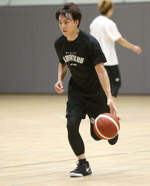 アルビレックスBBの今季初のチーム練習に参加した五十嵐圭=アオーレ長岡