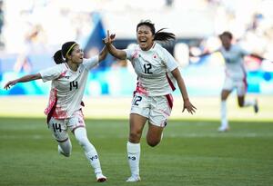 日本-ブラジル 試合終了間際、チーム2点目のゴールを決め、駆け出す谷川(右)=パリ(共同)