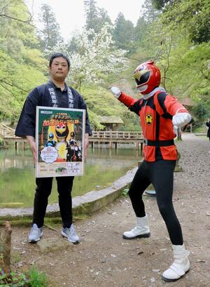イベントの開催をPRするカモレンジャーのレッドと加茂JCの西村太佑理事長=加茂市加茂