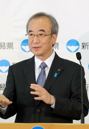 胎内市で発生した鳥インフルエンザなどについて質問に答える花角英世知事=5日、県庁