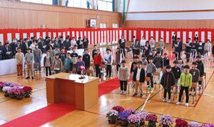 高柳小の児童を迎えた鯖石小の統合式=4月8日、柏崎市加納