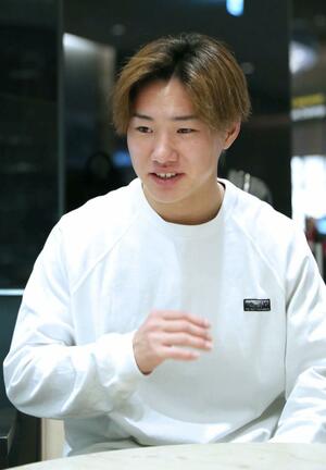 渡欧前に取材に応じた三戸舜介=東京都