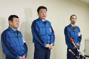 報道陣の取材に応じる東京電力の小早川智明社長（中央）＝２４日、柏崎刈羽原発