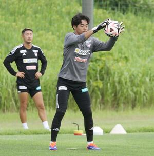 福岡戦に向けて練習するGK小島亨介=聖籠町