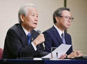 プロ野球オーナー会議を終え、記者会見するNPBの榊原定征コミッショナー。奥は日本ハムの井川伸久オーナー=17日、東京都内