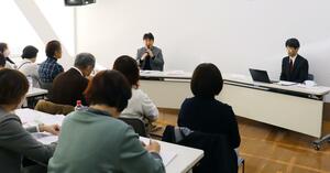 「介護者の支援を考える会」の勉強会。幅広い職種の人が集まり、介護を巡る問題を話し合っている=新潟市中央区