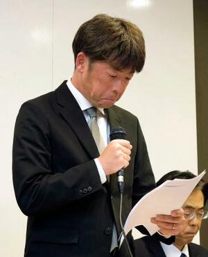 　新潟市の北越高で開かれた記者会見で、磐越道バス事故の経緯について声を詰まらせながら説明する男子ソフトテニス部の寺尾宏治顧問＝１０日午後