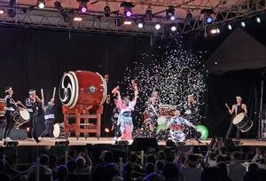 多彩な演目で盛り上がったアース・セレブレーションの野外コンサート=22日、佐渡市小木町