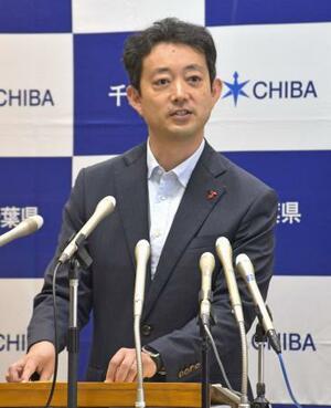 記者会見する千葉県の熊谷俊人知事=28日午前、県庁