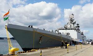 海上自衛隊佐世保基地に寄港したインド海軍のフリゲート艦サヒヤードリ=28日午前、長崎県佐世保市
