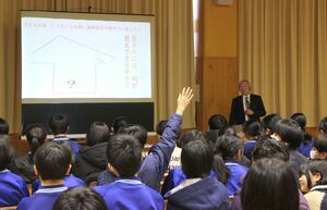 専門家を招いて行った道徳教育の講演会=長岡市悠久町2