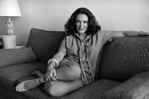 米ロサンゼルスで撮影に応じるコニー・フランシスさん=1978年11月(AP=共同)