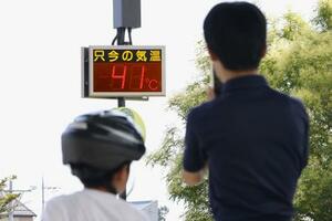 気温「41度」を示すJR伊勢崎駅前の温度計=5日午後、群馬県伊勢崎市