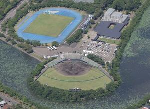 上空から見た高田城址公園野球場。駐車場はオーレンプラザや陸上競技場と共用になっている＝上越市（本社ヘリから）