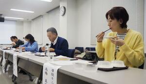 「かがやき米お米食味コンテスト」で上位3点のコメを評価する審査員=1月15日、新潟市西蒲区