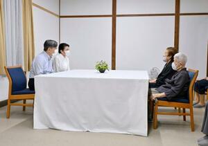 　元硫黄島民の原ヤイ子さん（右手前）、渡部敦子さん（同奥）と懇談される天皇、皇后両陛下＝２６日午後、栃木県那須町の那須御用邸付属邸