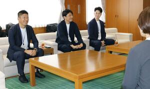 藤田明美市長らに意気込みを語る(左から)横山聡さん、中村健太さん、安野快さん=加茂市役所