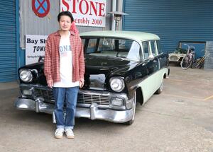 BLASTMANで展示しているシボレーを紹介するCMOの張益さん=三条市石上1