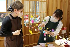 旧今井染物屋で開かれた繭玉飾りの制作体験会=1月5日、上越市大町5