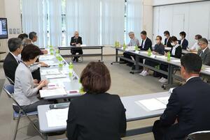 県立津川病院の在り方について議論する検討会の初会合＝２３日、阿賀町役場