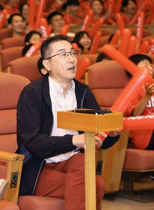 日本代表のプレーを最前列から見守る富樫英樹さん=8月2日、新発田市生涯学習センター
