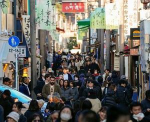 観光客でにぎわう神奈川県鎌倉市の商店街。1~11月に日本を訪れた外国人客は推計3906万5600人となり、通年での過去最多を更新した=17日午後