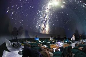 移動式プラネタリウムで星空鑑賞を楽しむ生徒ら=小千谷市塩殿